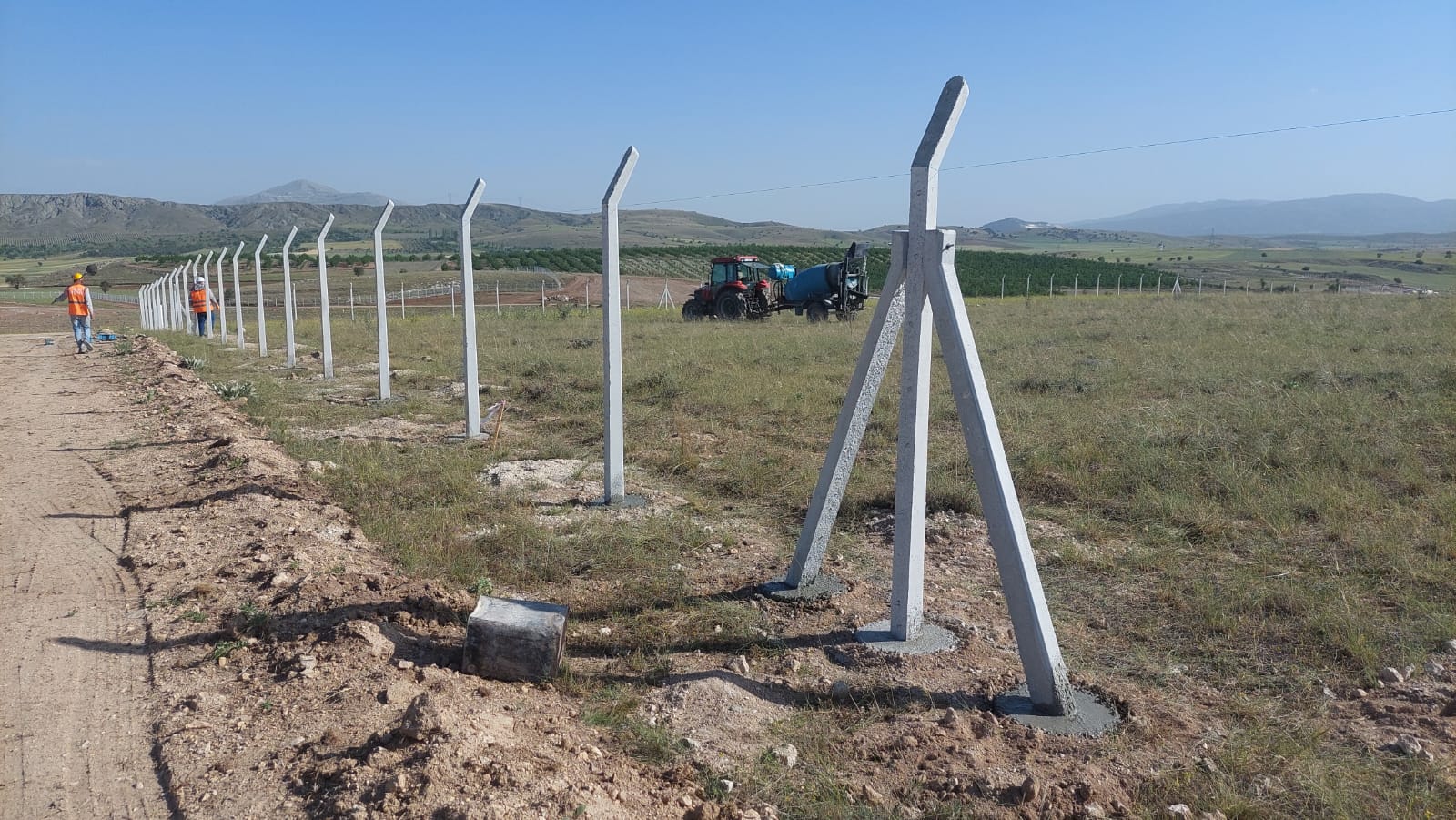 300cm Eğimli Beton Çit Direkleri